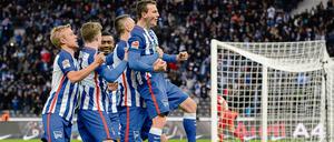 Berliner Polonäse. Hertha feiert Vladimir Darida, den Torschützen zum 1:0 gegen Leverkusen. 