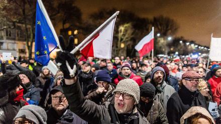 Teilnehmer einer Protestdemonstration gegen die neue polnische Regierung versammelten sich am Sonntag vor dem Privathaus von Jaroslaw Kaczynski, dem Führer der rechtskonservativen Partei für Recht und Gerechtigkeit (PiS). 