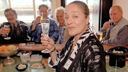 Die Ex-Edel-Hure Domenica 1998 bei der Eröffnung ihrer Kneipe auf St. Pauli. Posthum soll in Altona nun eine Straße nach Domenica-Niehoff benannt werden. 