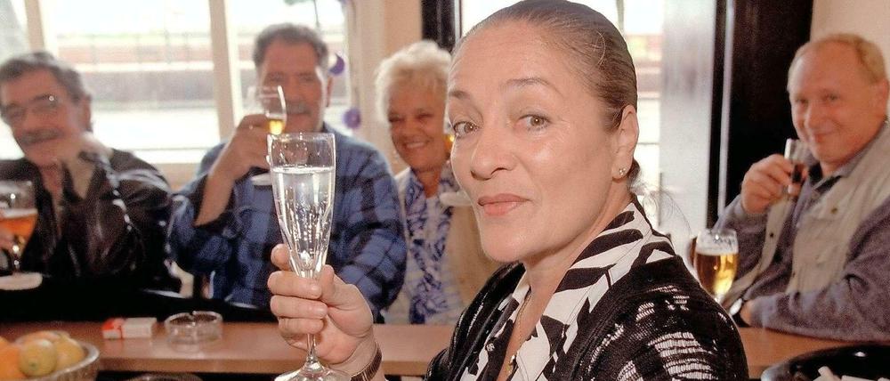 Die Ex-Edel-Hure Domenica 1998 bei der Eröffnung ihrer Kneipe auf St. Pauli. Posthum soll in Altona nun eine Straße nach Domenica-Niehoff benannt werden. 