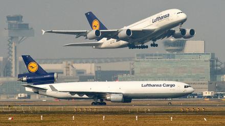 Eine Maschine der Lufthansa startet am Flughafen Frankfurt. 