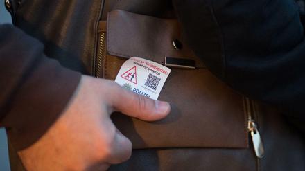 Hier greift die Polizei ein. Bei einer Aufklärungsaktion am Alex machten Beamte so auf die Gefahr von Diebstählen aufmerksam.