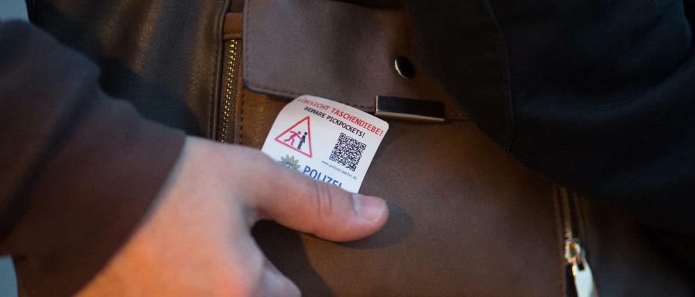 Hier greift die Polizei ein. Bei einer Aufklärungsaktion am Alex machten Beamte so auf die Gefahr von Diebstählen aufmerksam.