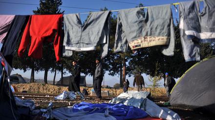 Flüchtlinge in der nordgriechischen Grenzstadt Idomeni. Nach Schließung der Grenze für bestimmte Flüchtlingsgruppen ist die Lage dort seit Tagen angespannt. 