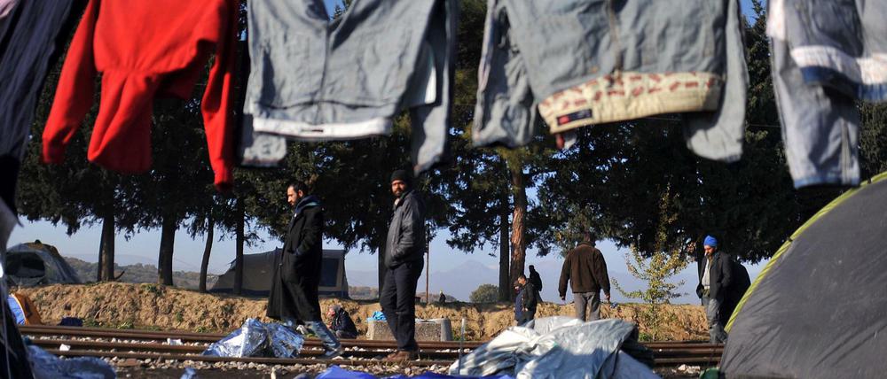 Flüchtlinge in der nordgriechischen Grenzstadt Idomeni. Nach Schließung der Grenze für bestimmte Flüchtlingsgruppen ist die Lage dort seit Tagen angespannt.