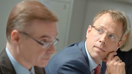 Juristischer Ärger. Gegen Sozialsenator Mario Czaja (r.) und Lageso-Chef Franz Allert wurde Strafanzeige erstattet.