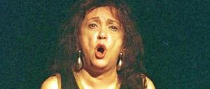 Judith Malina 2001 bei einer Aufführung während der Oldenburger Kulturtage.