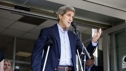 US-Außenminister John Kerry ist nach einem Beinbruch mit Krücken unterwegs.
