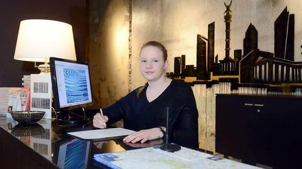 Schülerin Emilia bei ihrem Praktikum an der Hotelrezeption.