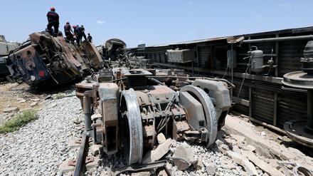 Rettungskräfte in Tunesien an der Unfallstelle in El Fahes, 60 km südlich von Tunis am Dienstag. Beim Zusammenstoß von einem Zug und einem Bus sind mindestens 18 Menschen ums Leben gekommen.