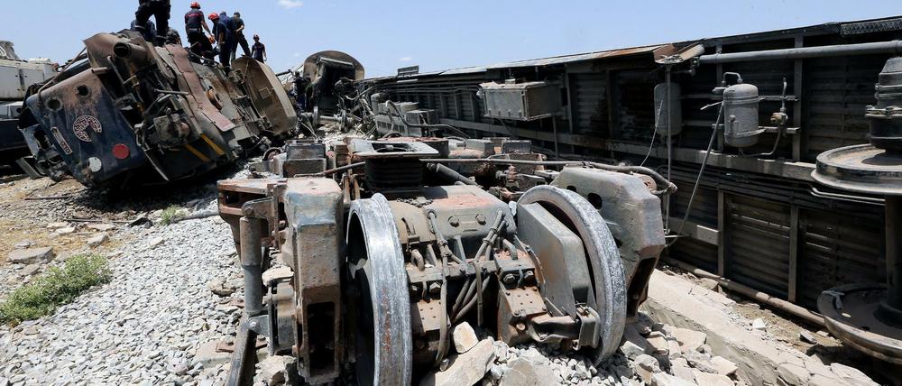 Rettungskräfte in Tunesien an der Unfallstelle in El Fahes, 60 km südlich von Tunis am Dienstag. Beim Zusammenstoß von einem Zug und einem Bus sind mindestens 18 Menschen ums Leben gekommen.