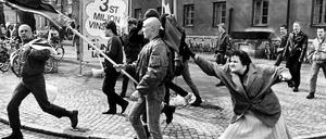 Mit der einzigen "Waffe", die sie hat, ihrer Handtasche, attackiert eine Frau bei einer Demonstration von Neo-Nazis am 13.4.1985 in der schwedischen Stadt Växjö einen der glatzköpfgen Teilnehmer. Sie war die Anführerin einer Gruppe von Einwohnern der Stadt, die beherzt gegen die jungen Neo-Nazis vorging und denen es schließlich gelang, die rechten Demonstranten zu vertreiben. Die Frau mit der Tasche hatte bereits als Kind in Polen Erfahrung mit der Verfolgung durch Nazis gemacht; ihre Mutter war während des Krieges in einem Konzentrationslager.