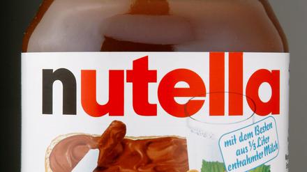Ein Glas Nutella vom Hersteller Ferrero: Sieht lecker aus, schmeckt auch lecker - enthält aber laut der Umweltministerin von Frankreich Palmöl, für welches Waldflächen gerodet werden.