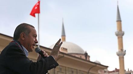 Der türkische Präsident Erdogan wollte sich mit HIlfe seiner AKP per VErfassungsänderung zum Alleinherrscher wählen lassen. Doch daraus wurde nichts.1
