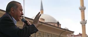 Der türkische Präsident Erdogan wollte sich mit HIlfe seiner AKP per VErfassungsänderung zum Alleinherrscher wählen lassen. Doch daraus wurde nichts.1