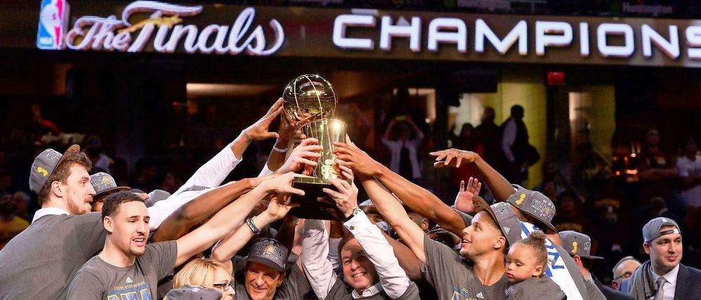 Die Golden State Warriors feiern ihren ersten NBA-Titel seit 40 Jahren.