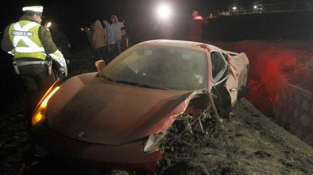 Der beschädigte Ferrari des chilenischen Fußballstars Arturo Vidal am Dienstag nach einem Unfall am Stadtrand von Santiago de Chile.