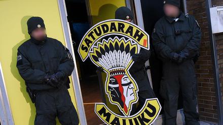 Razzia bei Satudarah MC. Der Rockerclub war von Bundesinnenminister de Maizière verboten worden.