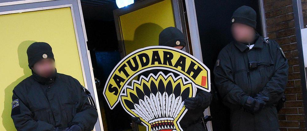 Razzia bei Satudarah MC. Der Rockerclub war von Bundesinnenminister de Maizière verboten worden.