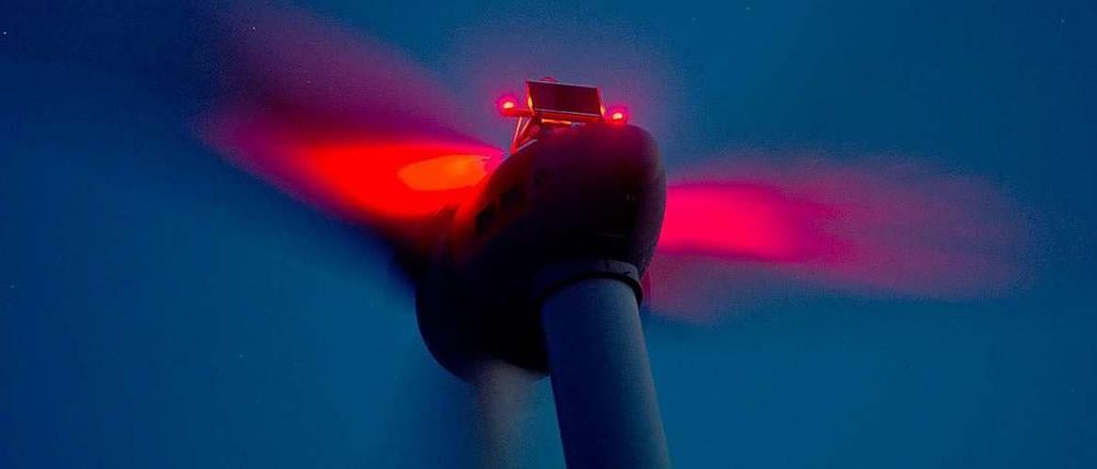 Die Stromtrassen, die den von den Windrädern erzeugten Strom in der Nordsee in den Süden transportieren sollen, sind umstritten.