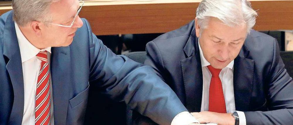 Soll ich mal? Der Regierende Bürgermeister Klaus Wowereit lenkt sich vom lahmenden politischen Betrieb mit Zeitschriftenlektüre ab, Innensenator Frank Henkel ist beim Umblättern behilflich.