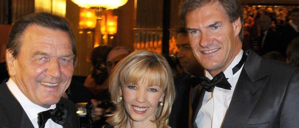 Gut befreundet. Ex-Bundeskanzler Gerhard Schröder (links), seine Frau Doris Schröder-Köpf sowie AWD-Gründer Carsten Maschmeyer.