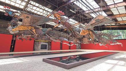 Stummes Mahnmal. Aus Abfällen von Baustellen, auf denen Wanderarbeiter schuften, schuf Xu Bing diese Phönixe, auch als Symbol für die Kluft zwischen Arm und Reich. 