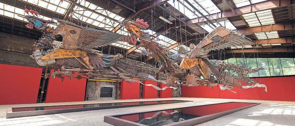 Stummes Mahnmal. Aus Abfällen von Baustellen, auf denen Wanderarbeiter schuften, schuf Xu Bing diese Phönixe, auch als Symbol für die Kluft zwischen Arm und Reich. 