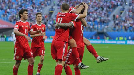 Freudiger Auftakt: Russlands Spieler bejubeln das Tor zum 2:0. 