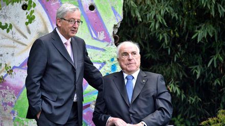 Der ehemalige Bundeskanzler Helmut Kohl (r - CDU) und der konservative Europa-Spitzenkandidat Jean-Claude Juncker bei einem gemeinsamen Auftritt 2014 in Ludwigshafen-Oggersheim.