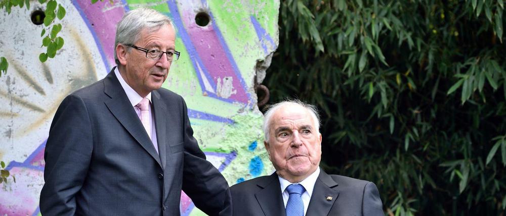 Der ehemalige Bundeskanzler Helmut Kohl (r - CDU) und der konservative Europa-Spitzenkandidat Jean-Claude Juncker bei einem gemeinsamen Auftritt 2014 in Ludwigshafen-Oggersheim.
