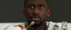 Antonio Rüdiger regt härteres Durchgreifen bei rassistischen Vorfällen während eines Fußballspiels an.