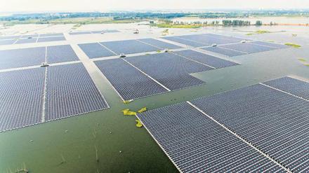 Schwimmende Energie. Das 40-Megawatt-Solarkraftwerk in einem See in Huainan ist das Größte seiner Art und ersetzt ein kollabiertes Kohlekraftwerk. 