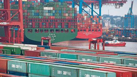 Die „CSCL Globe“ der Reederei China Shipping Group ist das größte Schiff der Welt, hier zu Gast in Hamburg. 