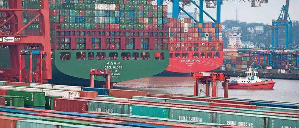 Die „CSCL Globe“ der Reederei China Shipping Group ist das größte Schiff der Welt, hier zu Gast in Hamburg.
