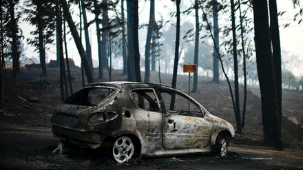 Ausgebranntes Auto in der Region Leiria im Zentrum Portugals.