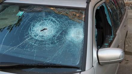 Anwohner alarmierten die Polizei, nachdem mehrere Autos in der Rigaer Straße beschädigt wurden.