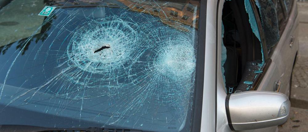 Anwohner alarmierten die Polizei, nachdem mehrere Autos in der Rigaer Straße beschädigt wurden.