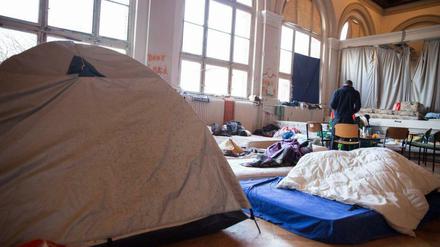 Unterrichtsfrei. Die Gerhard-Hauptmann-Schule sollte für die Flüchtlinge eigentlich nur eine Übergangslösung für den vergangenen Winter sein, nun haben sich die Flüchtlinge dort eingerichtet.