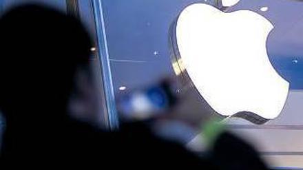 NSA hört mit. Der Geheimdienst soll SMS lesen und Mailboxen abhören. Foto: dpa