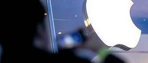 NSA hört mit. Der Geheimdienst soll SMS lesen und Mailboxen abhören. Foto: dpa