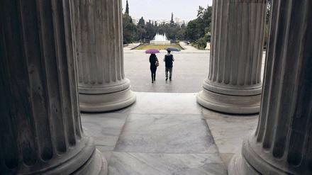 Zukunft im Trüben. Von der Zappion Congress Hall aus wird Athen die Geschäfte der EU lenken. Die eigene Wirtschaft könnte frühestens im zweiten Halbjahr zum Wachstum zurückkehren, meinen Experten – die Menschen würden davon aber wohl wenig spüren.