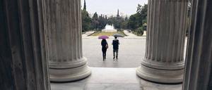 Zukunft im Trüben. Von der Zappion Congress Hall aus wird Athen die Geschäfte der EU lenken. Die eigene Wirtschaft könnte frühestens im zweiten Halbjahr zum Wachstum zurückkehren, meinen Experten – die Menschen würden davon aber wohl wenig spüren.