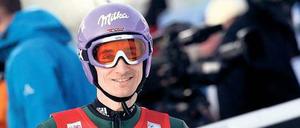 Im Bann der Emotionen. Martin Schmitt freut sich über seinen Sprung. Foto: dpa