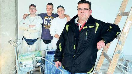 Malermeister Jens Nitze (vorne) schenkt Mitarbeitern mit Behinderung sein Vertrauen – und sie zahlen es ihm zurück.
