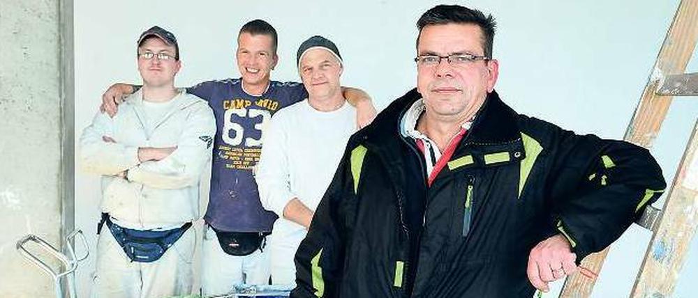 Malermeister Jens Nitze (vorne) schenkt Mitarbeitern mit Behinderung sein Vertrauen – und sie zahlen es ihm zurück.
