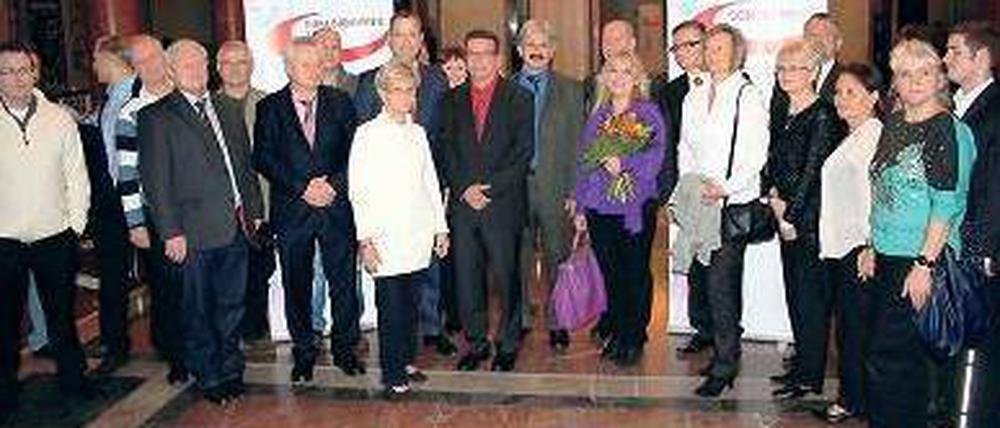 Vertreter der Preisträger mit Sozialsenator Mario Czaja und Lageso-Präsident Franz Allert bei der Verleihung im Roten Rathaus.