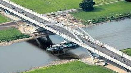 Die eröffnete Brücke.