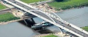 Die eröffnete Brücke.