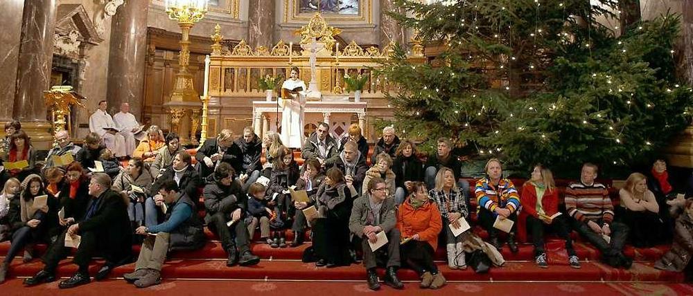 So nicht! Wer Kirchensteuer zahlt, sollte nicht - wie diese Besucher der Christvesper im Berliner Dom anno 2010 - auf den Altarstufen sitzen müssen.